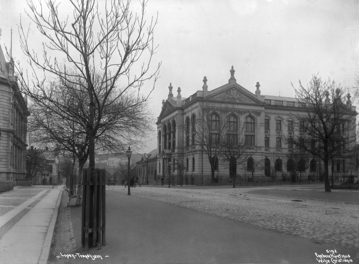 Kongen besøker losjen i Trondheim. Fotografert 15. mai 1906.