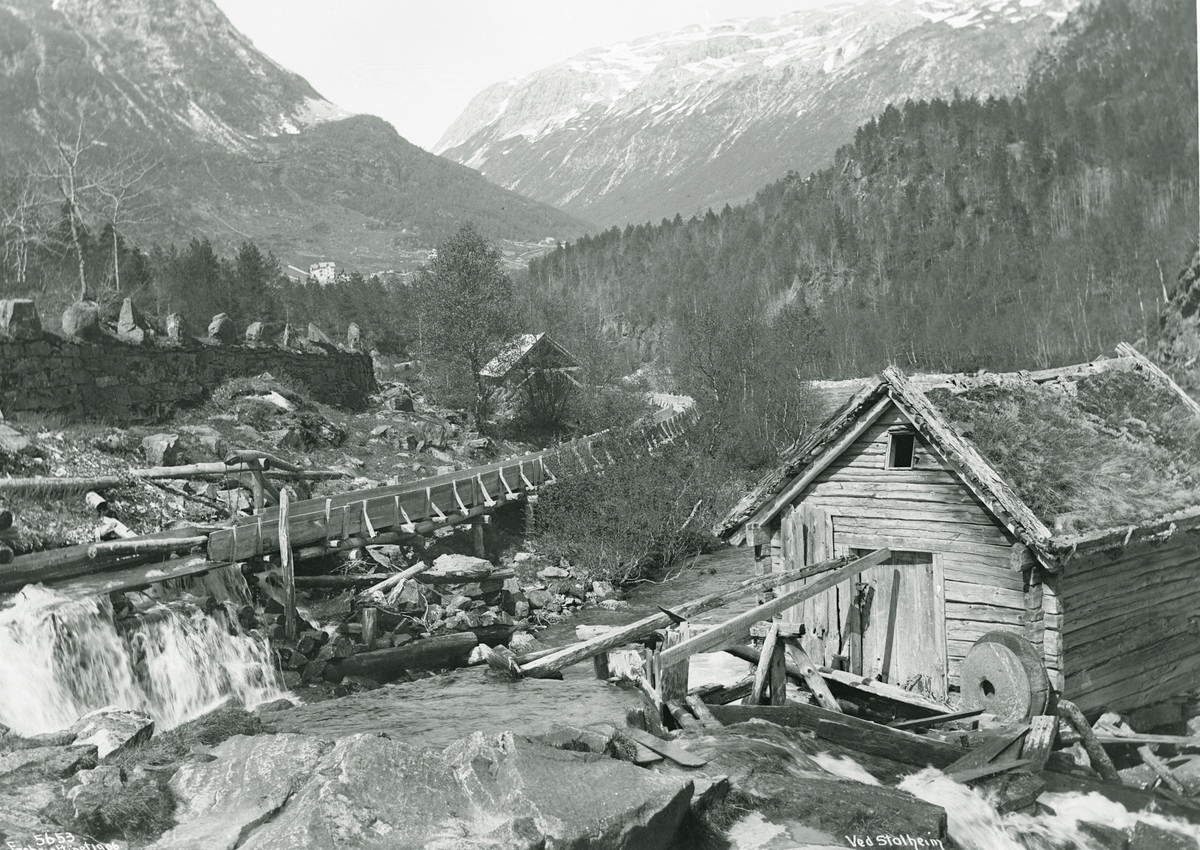 Elveparti med kværnhus på Stalheim. Fotografert i juni 1906.