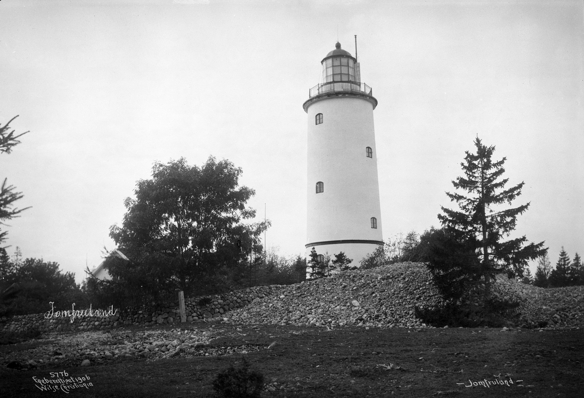 Steingjerde og rullestein rundt fyrtårnet på Jomfruland. Fotografert i november 1906.