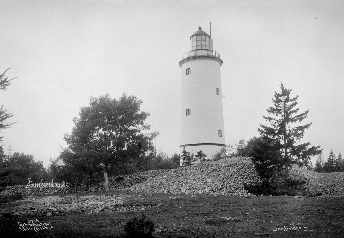 Steingjerde og rullestein rundt fyrtårnet på Jomfruland. Fotografert i november 1906.