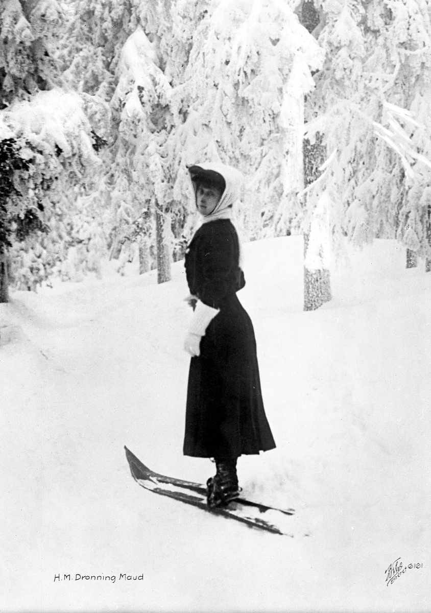 Dronning Maud alene i skiløypa. Fotografert 14. februar 1907.