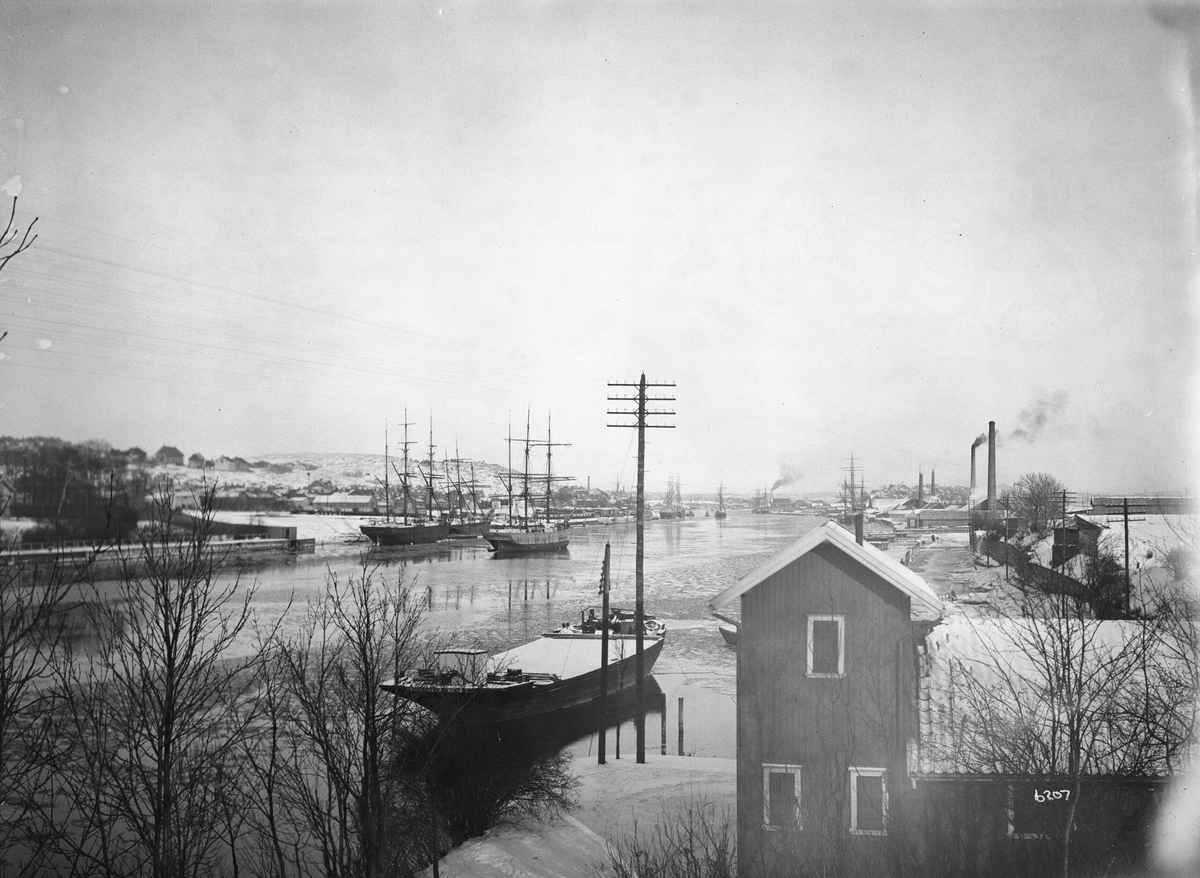 Elven Glomma ved Vollene i Gamlebyen i Fredrikstad. Fotografert i 1907.