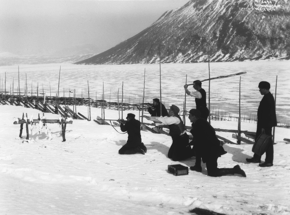 Menn på rypejakt. Fotografert i april 1907.