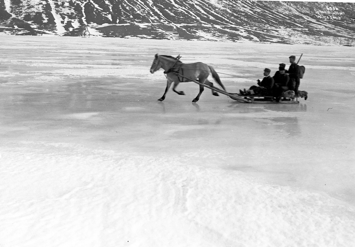 Menn i hest og slede over isen på Helevann 1. april 1907.