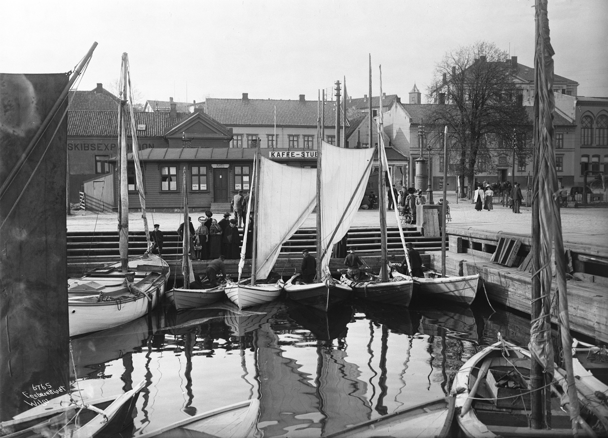 Fiskebåter ved Fiskebryggen i Larvik. Fotografert i 1907.