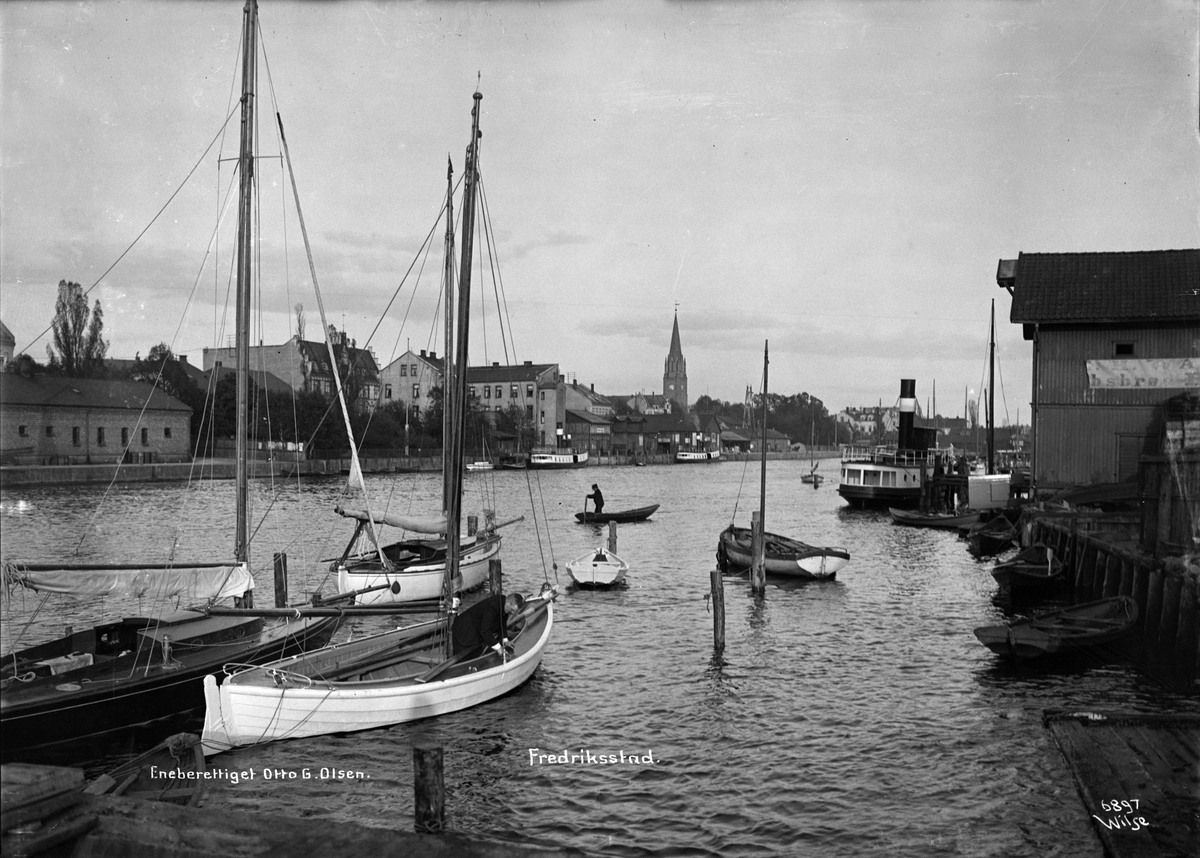 Elveparti fra Fredrikstad, Otto G. Nilsen er ute i båt. I bakgrunnen domkirken. Fotografert i 1907.