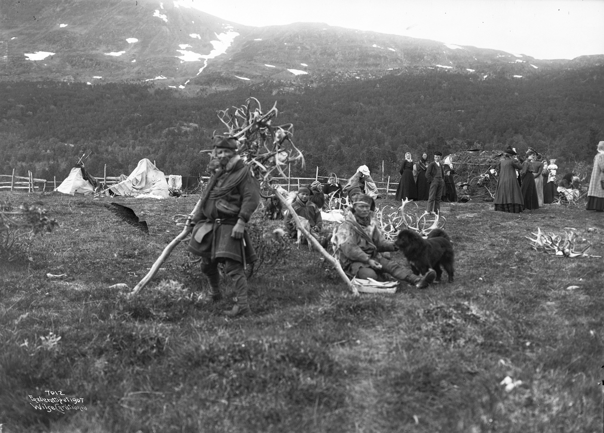 Samer som bor i en sameleir. Fotografert i 1907.