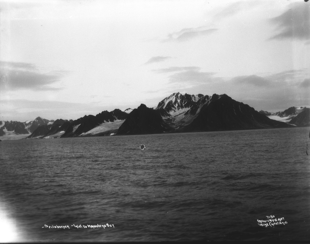 Innseiling inn Magdalenefjorden. Fotografert i 1907.