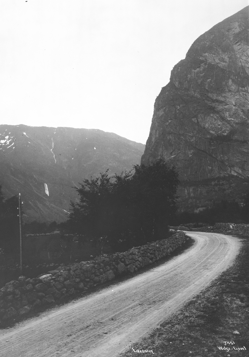 Veiparti med steingjerde i Lærdal.  Fotografert i mai 1907.