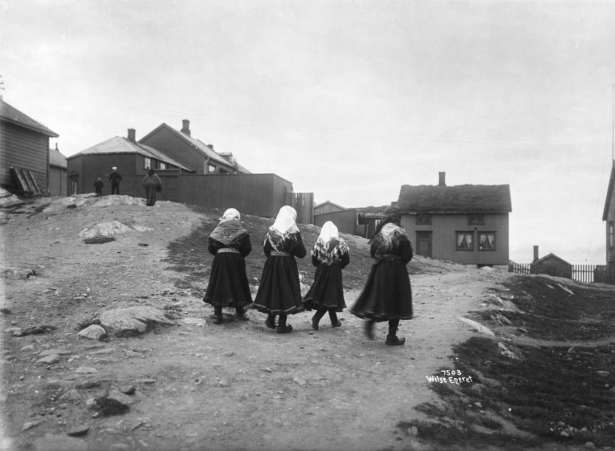 Samekvinner på vei til kirken. Fotografert i mai 1907.