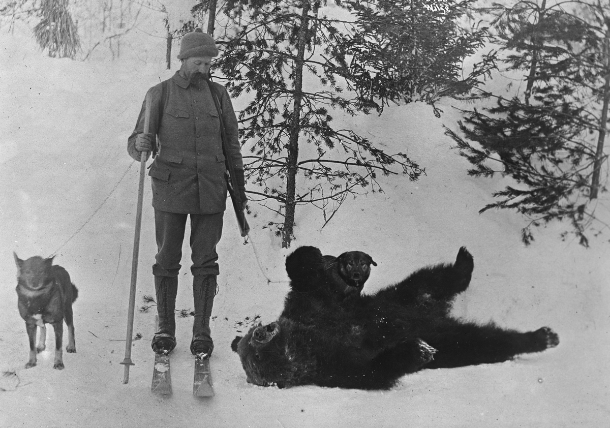 Bjørnejegeren med sitt bytte.