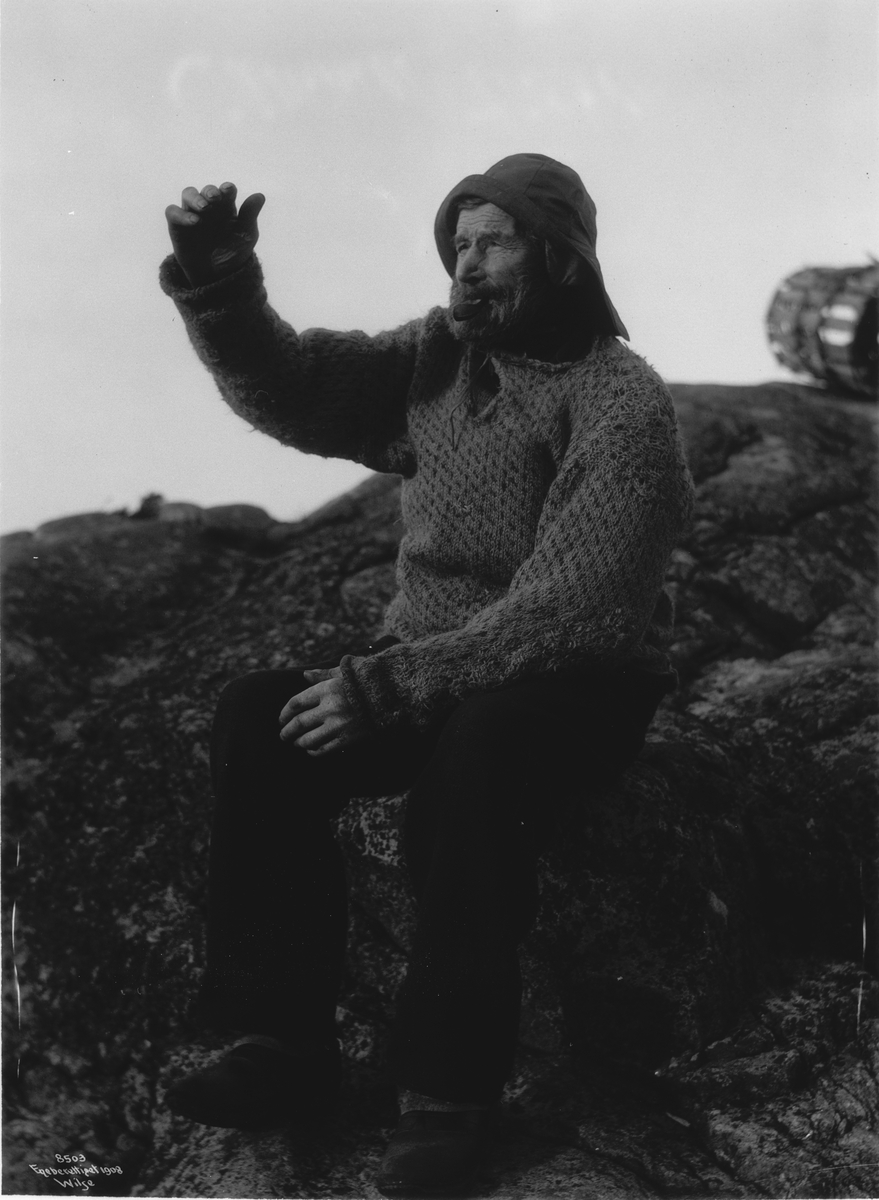 Den gamle fiskeren  Wilhelm Rauene med sydvest og pipe. Fotografert 16. februar 1908.