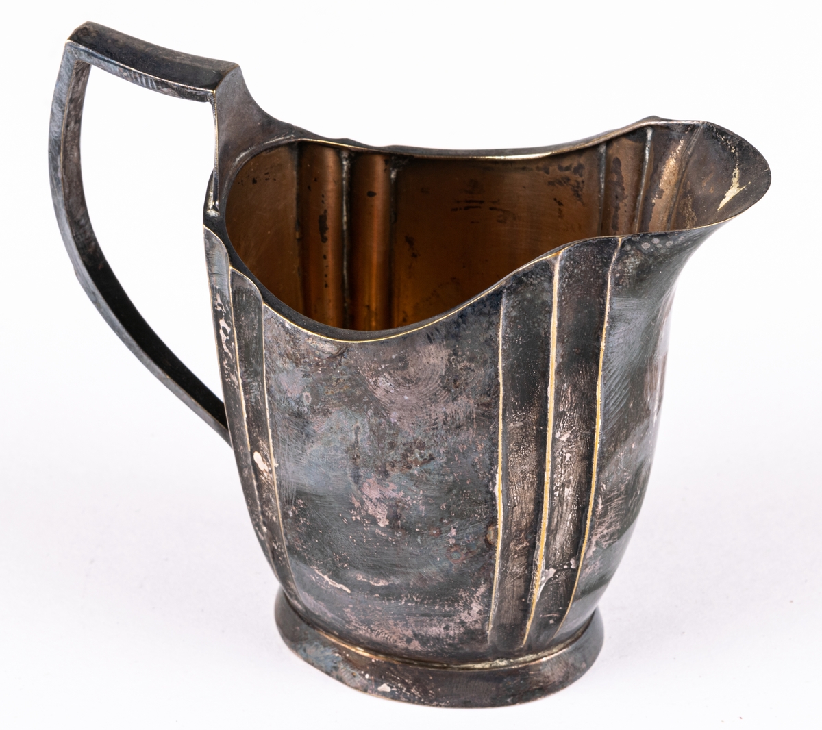 Gräddkanna. Nysilver med snip och lodgrepe. På undersidan stämplar.