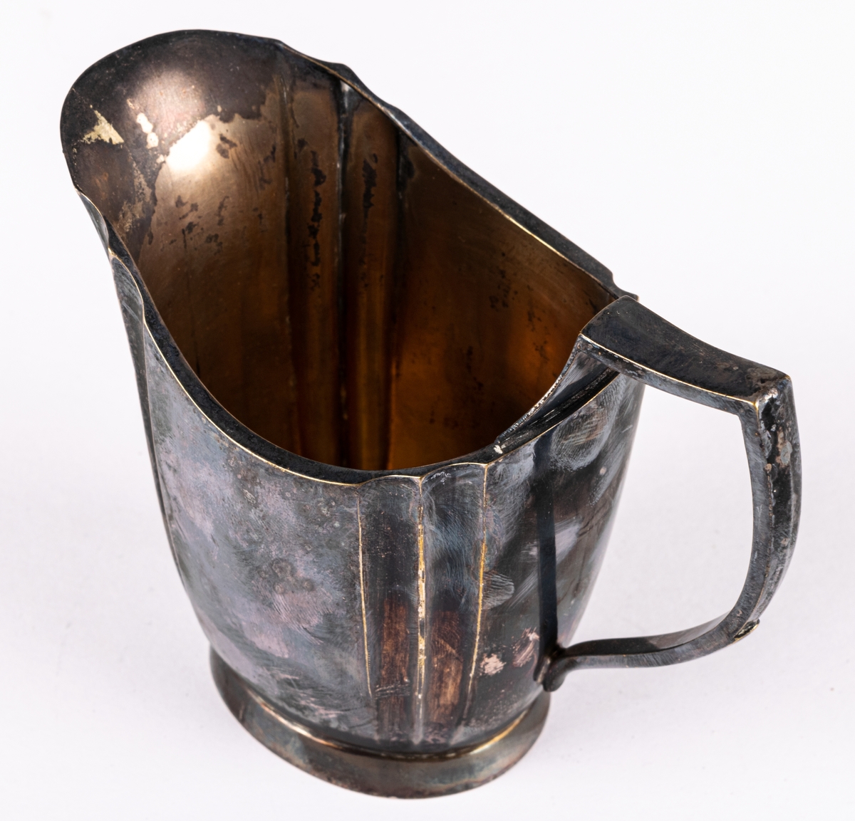 Gräddkanna. Nysilver med snip och lodgrepe. På undersidan stämplar.