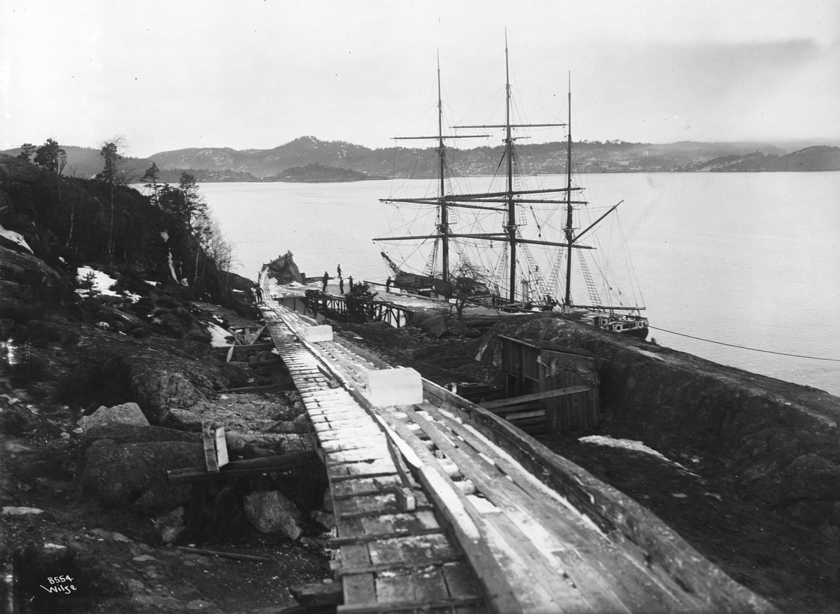 Innlastning av isblokker i skip. Kragerø, 14. februar 1908.