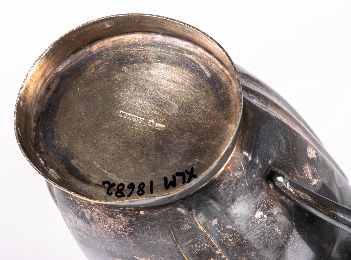 Gräddkanna. Nysilver med snip och lodgrepe. På undersidan stämplar.