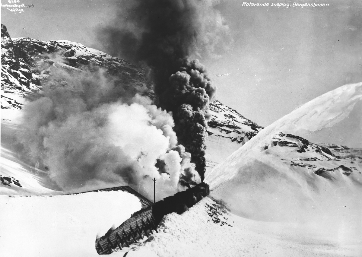 Bergensbanen kjører med roterende snøplog. Fotografert  i 1908.