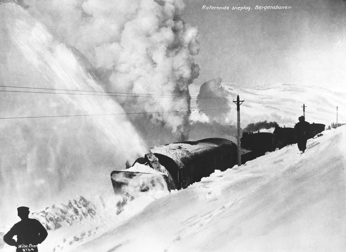 Bergensbanen kjører med roterende snøplog. Fotografert  i 1908.