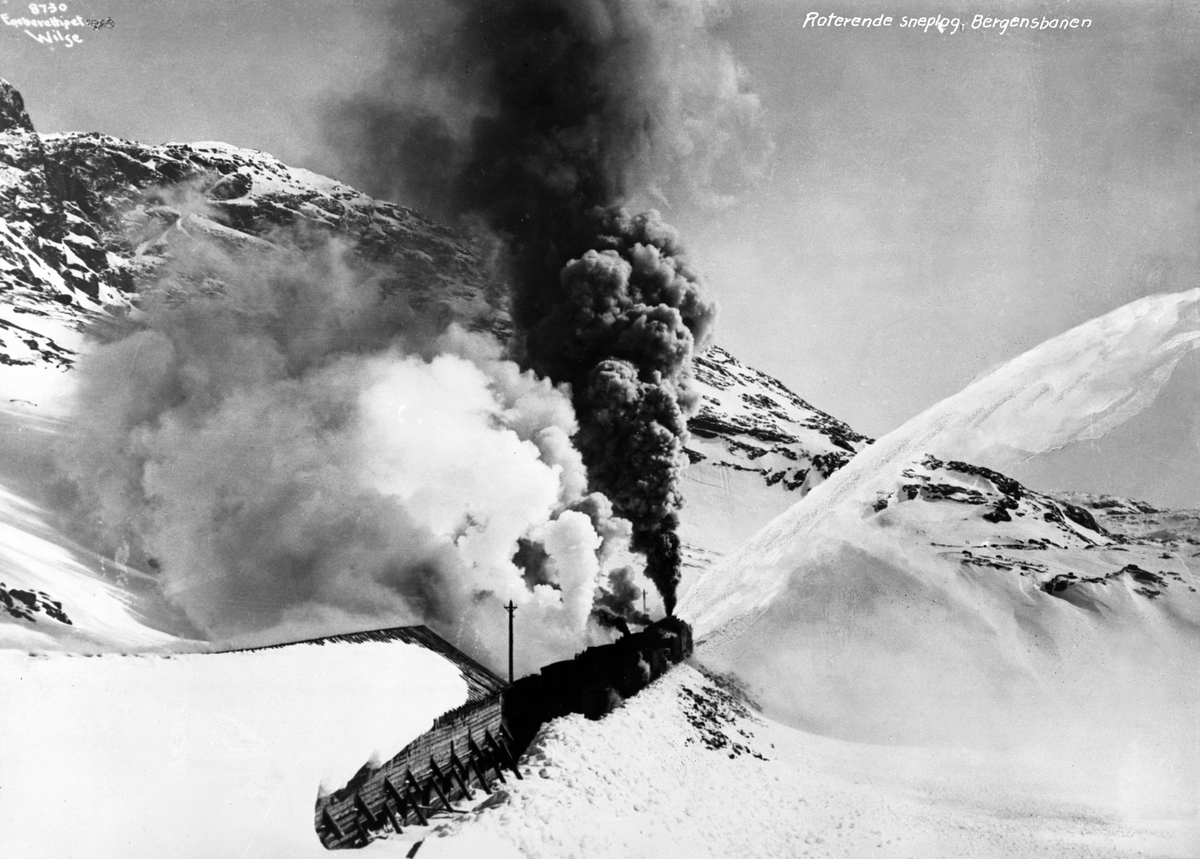 Bergensbanen kjører med roterende snøplog. Fotografert  i 1908.