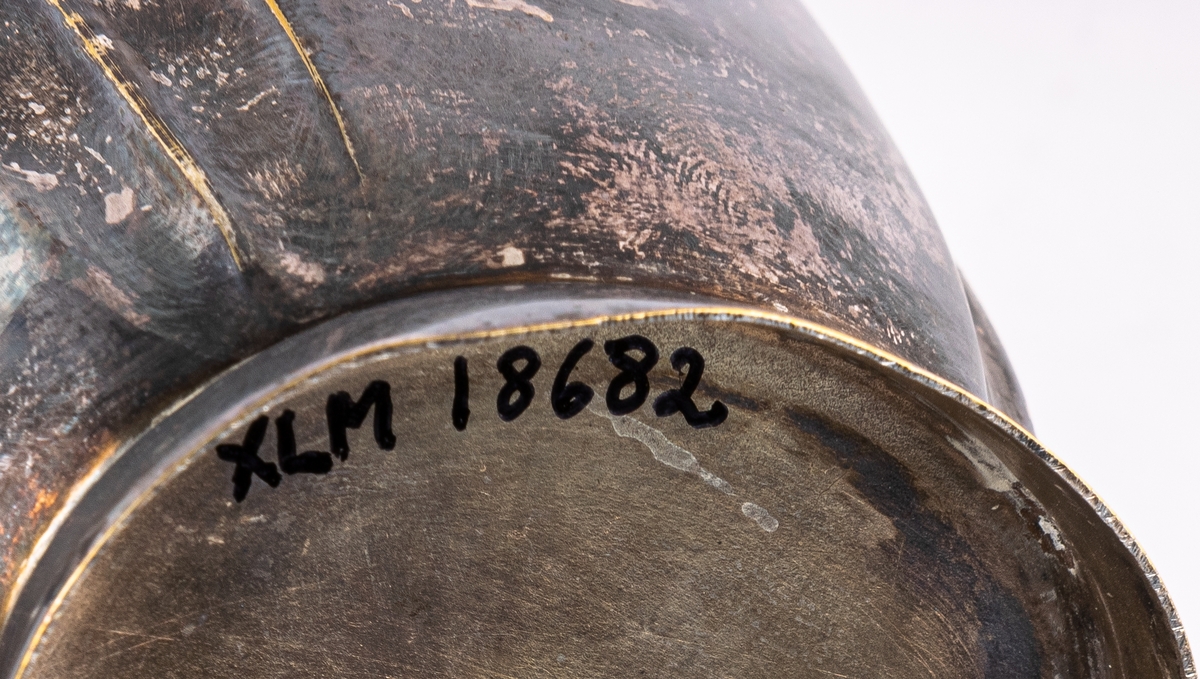 Gräddkanna. Nysilver med snip och lodgrepe. På undersidan stämplar.