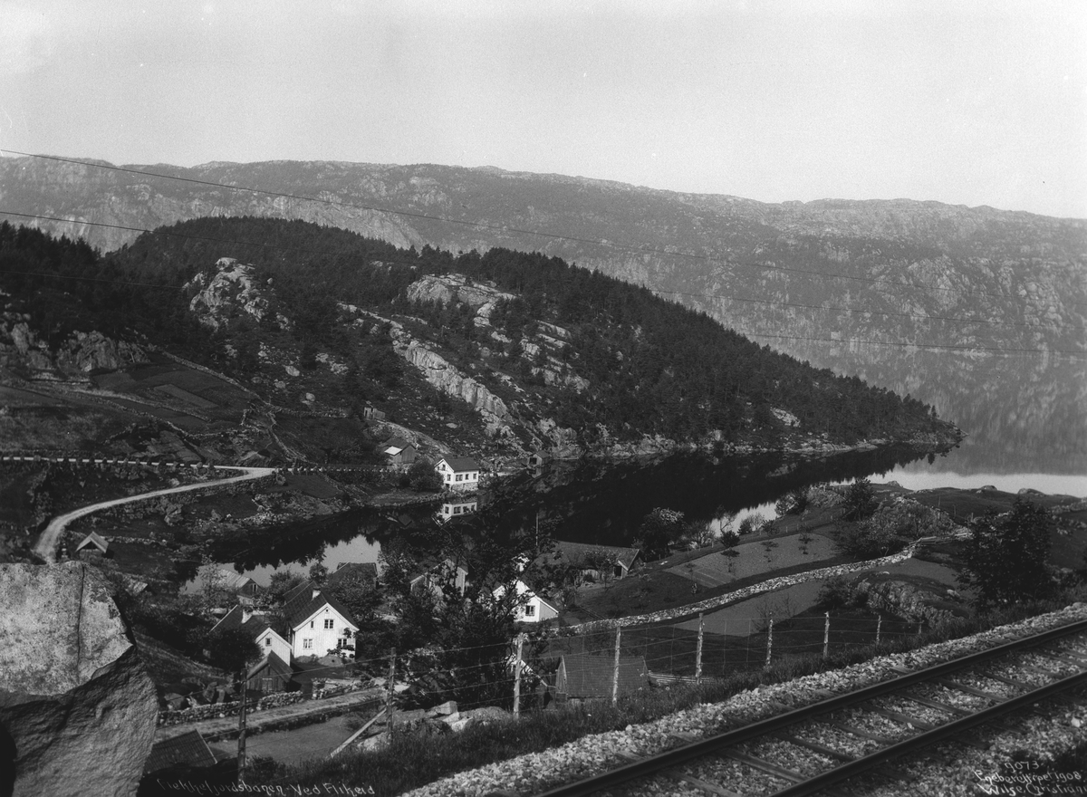 Flekkefjordbanen passerer Flikeid ved Lundevatnet. Fotografert i 1908.