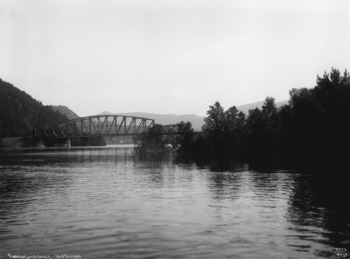 Flekkefjordbanen  langs Lundevatn ved Sirnes. Fotografert i 1908.