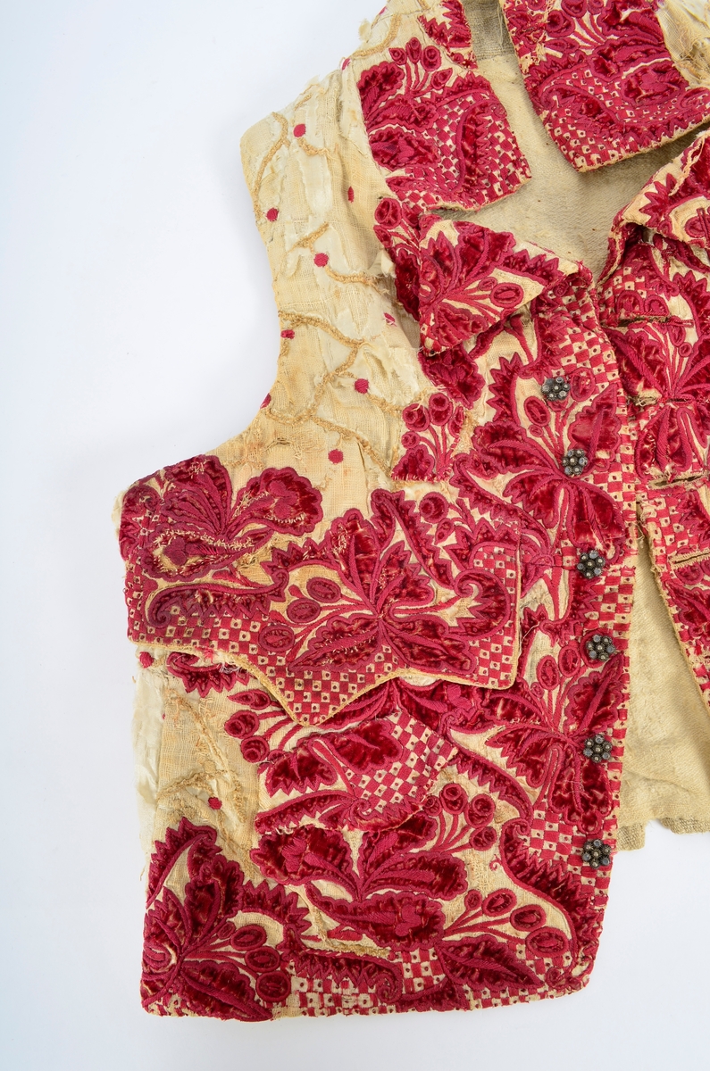 Vest med brodert mønster, applikasjoner av plysj.