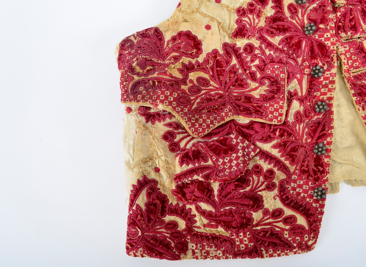 Vest med brodert mønster, applikasjoner av plysj.