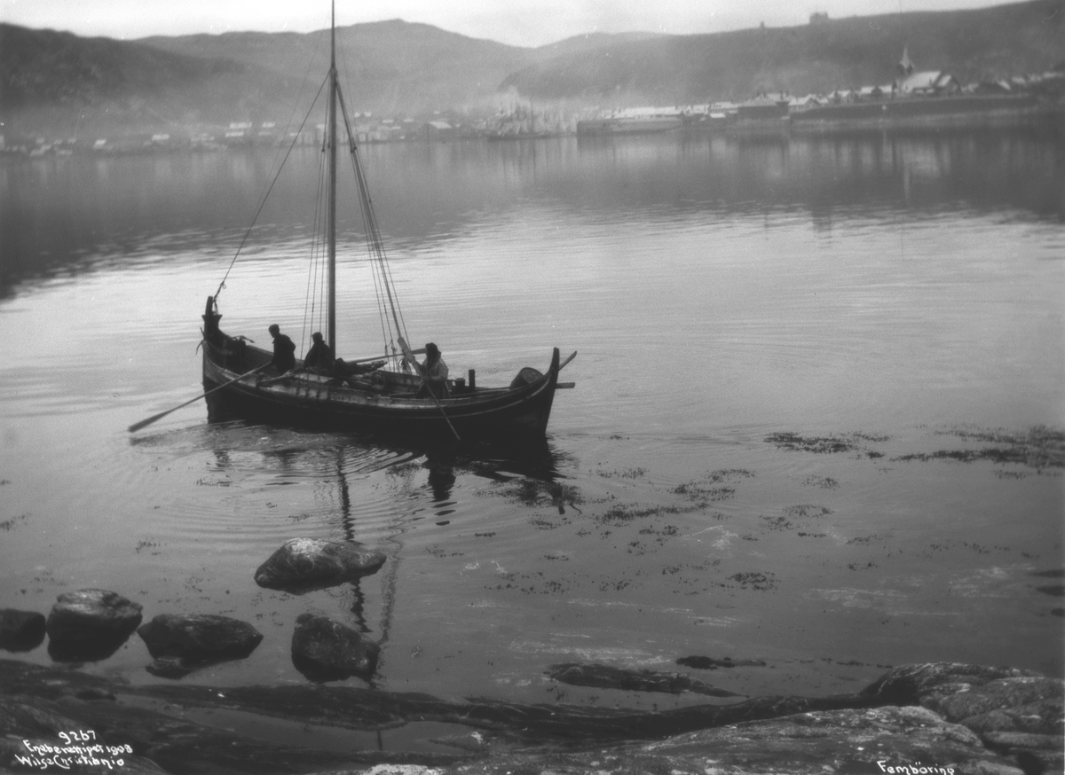 En fembøring i havna i Hammerfest. Fotografert 24. juli 1908.