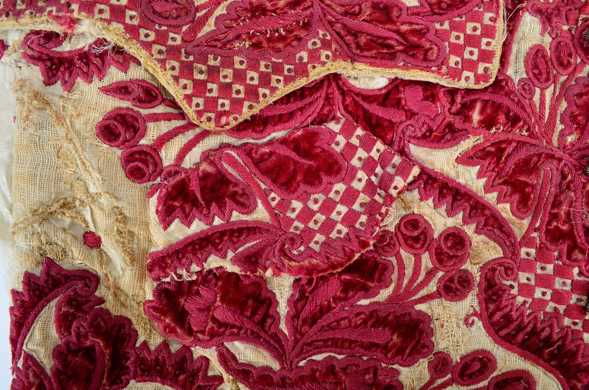Vest med brodert mønster, applikasjoner av plysj.