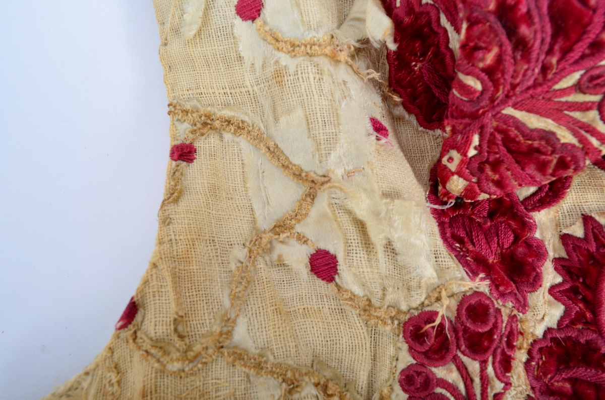 Vest med brodert mønster, applikasjoner av plysj.