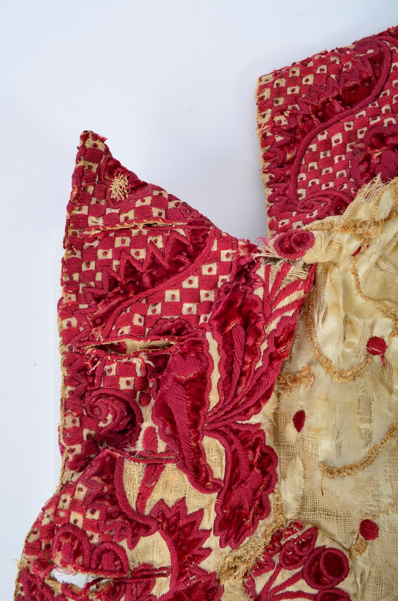 Vest med brodert mønster, applikasjoner av plysj.