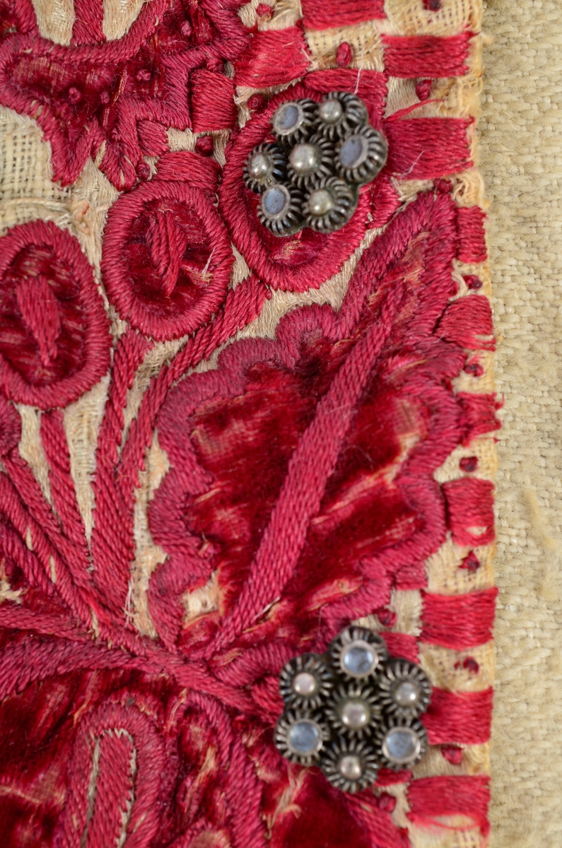 Vest med brodert mønster, applikasjoner av plysj.