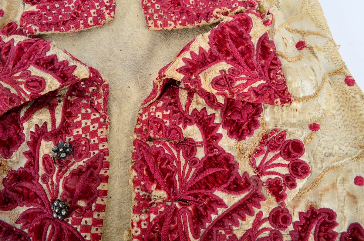 Vest med brodert mønster, applikasjoner av plysj.