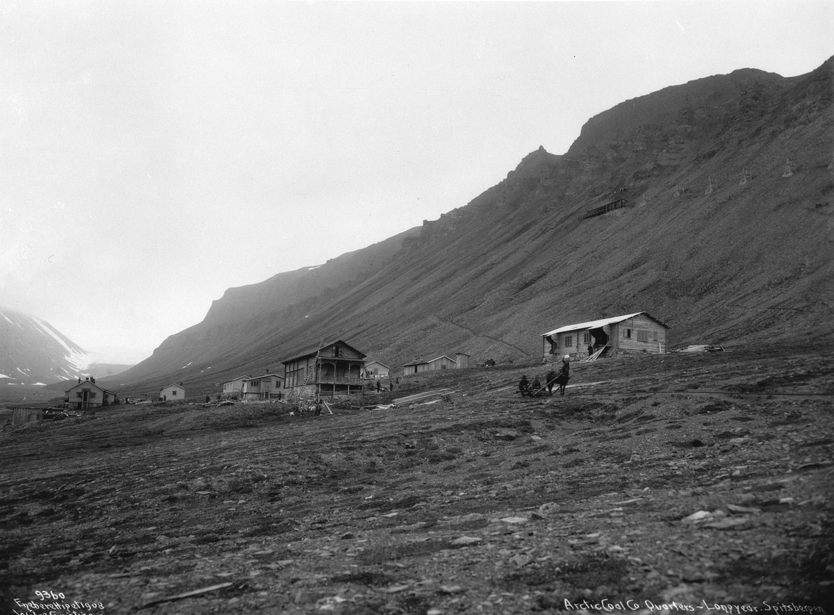 Longyearbyen i Adventfjorden på Svalbard. Det amerikanske gruveselskapet Arctic Coal Company drev gruvene her. Fotografert 19. august 1908.