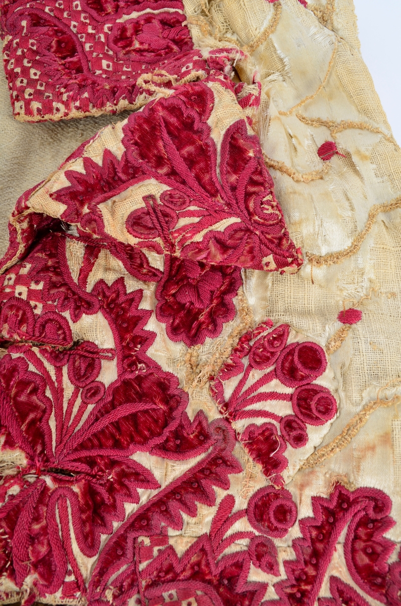 Vest med brodert mønster, applikasjoner av plysj.