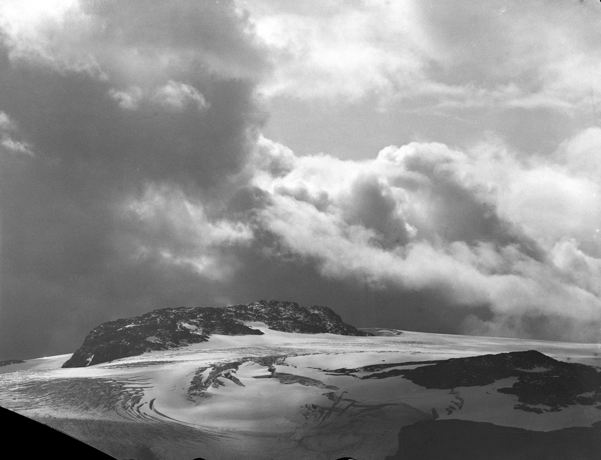 Dramatisk stemning over Hardangerjøkulen. Fotografert i 1908.