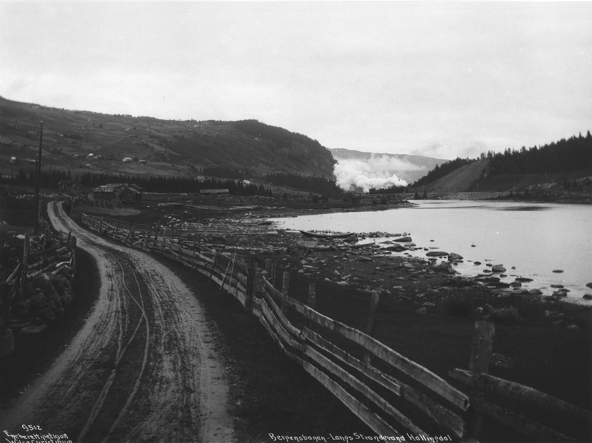 Veien langs Strandavatn i Raggsteindalen i Hol. Fotografert i 1908.