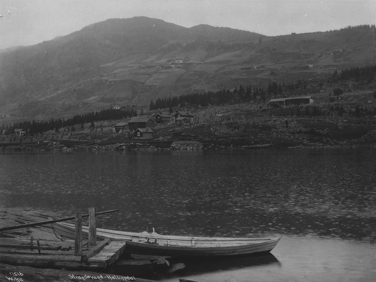 En robåt på brygga i Strandavatn, Raggsteindalen, 1908.