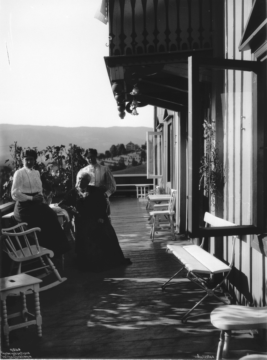 Karoline og Dagny Bjørnson og Frk. Finsen Aulestad gård, 23. september 1908.