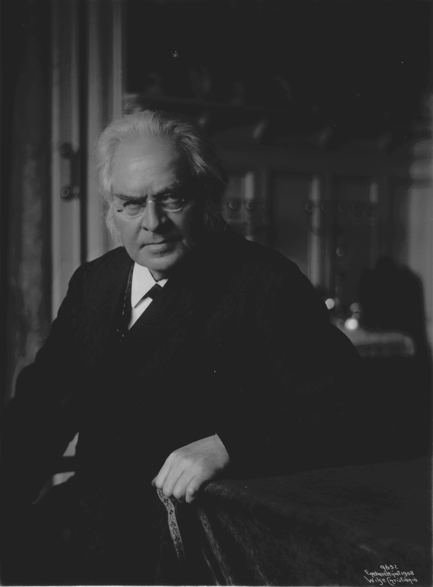 Portrett av Bjørnstjerne Bjørnson i stuen på Aulestad. Fotografert 17. november 1908.