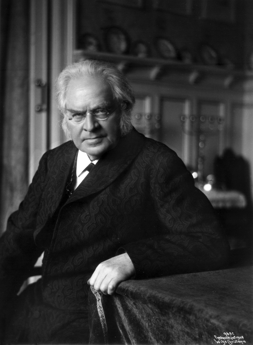 Portrett av Bjørnstjerne Bjørnson i stuen på Aulestad. Fotografert 17. november 1908.