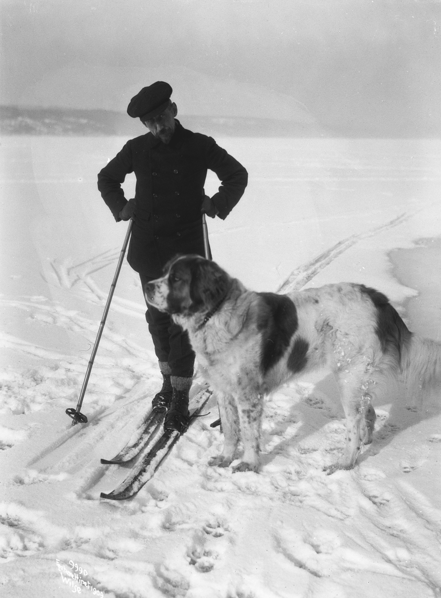 Roald Amundsen og hunden på skitur. Fotografert 7. mars 1909.