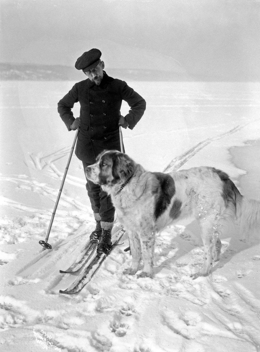 Roald Amundsen og hunden på skitur. Fotografert 7. mars 1909.