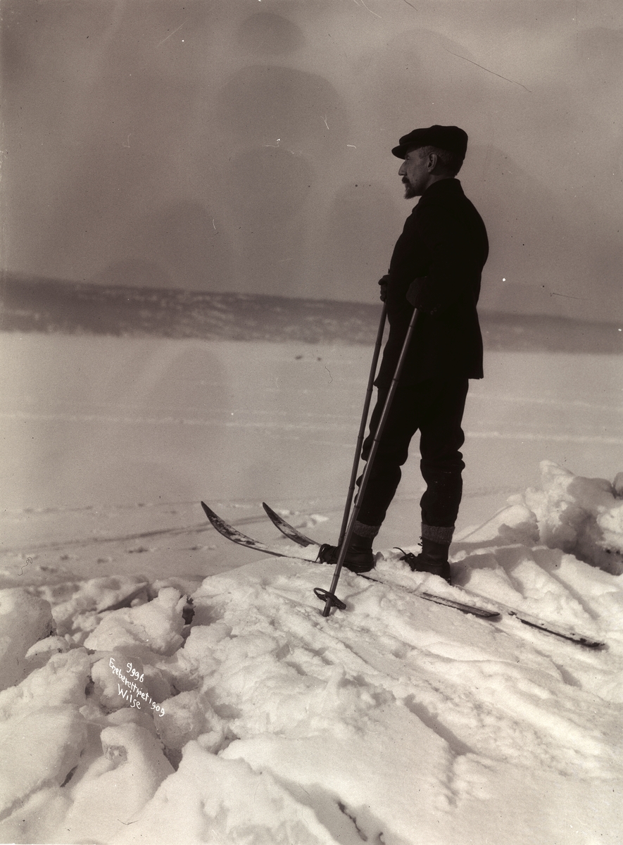 Roald Amundsen på skitur. Fotografert 7. mars 1909.