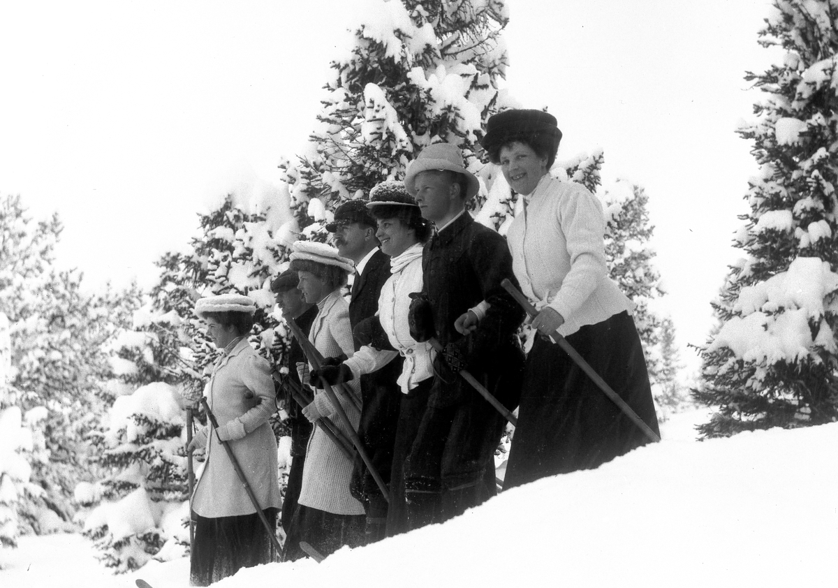 Lystige skigåere i utforbakke, 30. mars 1909.