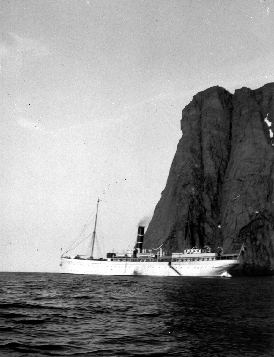 Passasjerskipet Kong Harald på Nordkapp, 11. juli 1909.