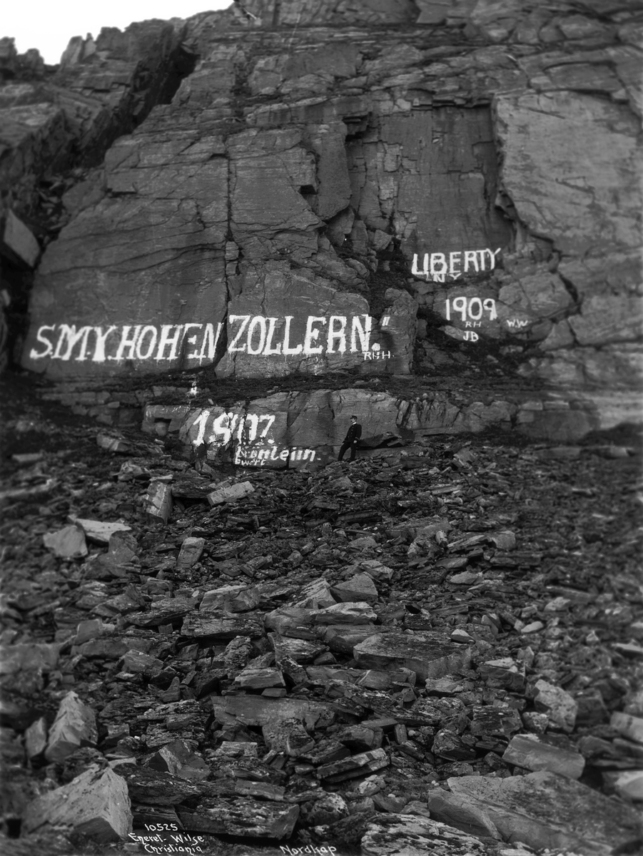 Navnene på dampskipene malt på fjellet, Nordkapp 23. juli 1909.