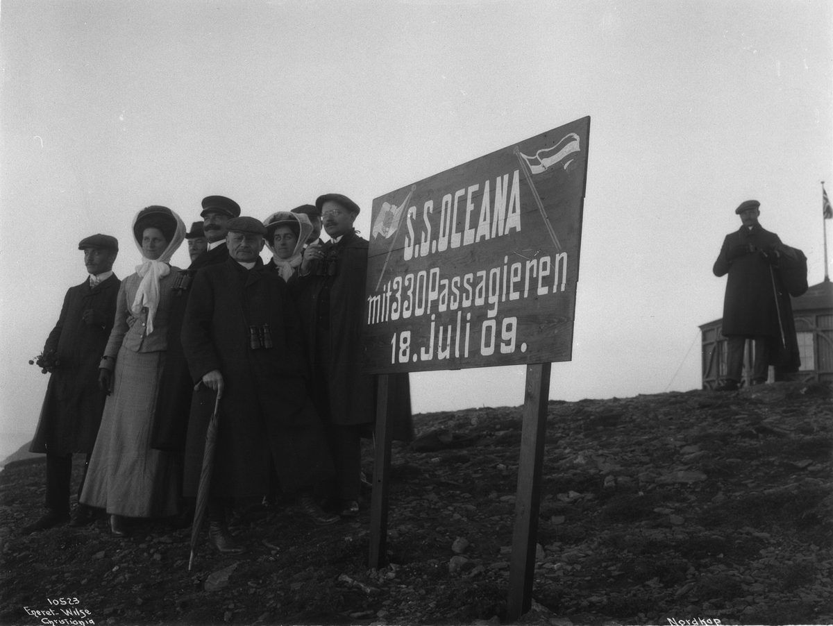 Gruppe passasjerer fra S.S. Oleana besøker Nordkapplatået, 23. juli 1909.