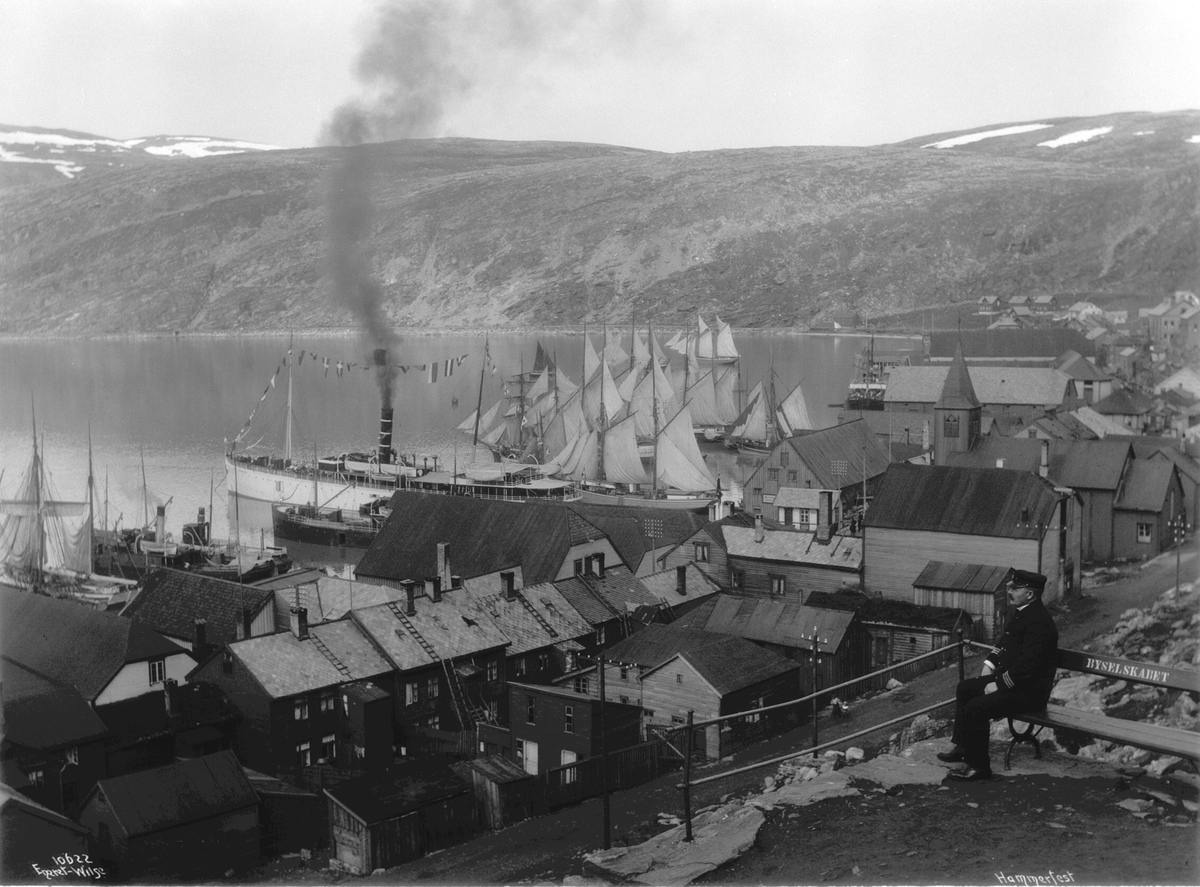 Kaptein Hansen ser utover havna Hammerfest. Fotografert i 1909.